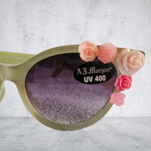 NWT/ Lola Rose Embellished Green Sunglasses - Picture 4 of 6